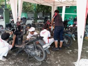 ‎Khidmah Ramadan, GP Ansor Megaluh Gelar Servis dan Ganti Oli Gratis untuk Warga