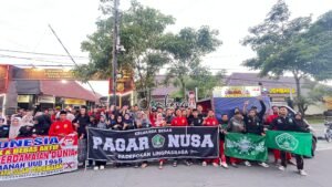 Amalkan Nilai NU, Keluarga Besar Pagar Nusa Lingpasraga Bagikan Takjil di Depan Polres Jombang