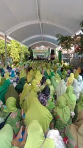 Ribuan Jamaah Hijaukan Pengajian Kubro Ahad Pon PAC Muslimat NU Megaluh di Balongsari