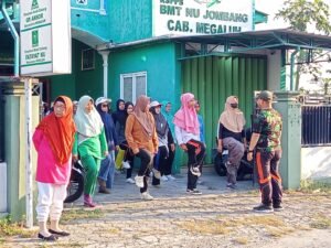 Sambut HUT RI ke-81, PAC Muslimat dan Fatayat NU Megaluh Siap Ramaikan Gerak Jalan Kecamatan, Dilatih Langsung Ketua Ansor